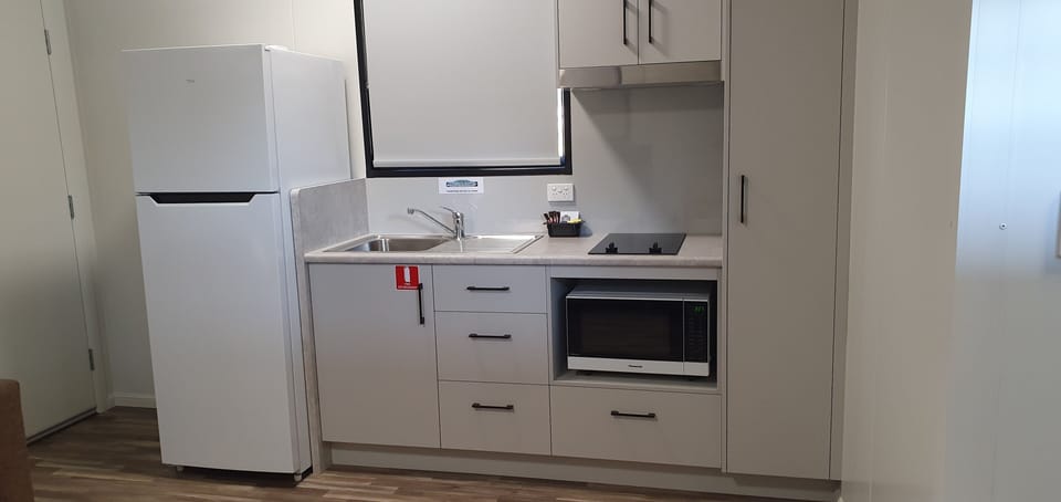 Lifestyle Cabin | Private kitchenette | Microwave, electric kettle, toaster, cookware/dishes/utensils