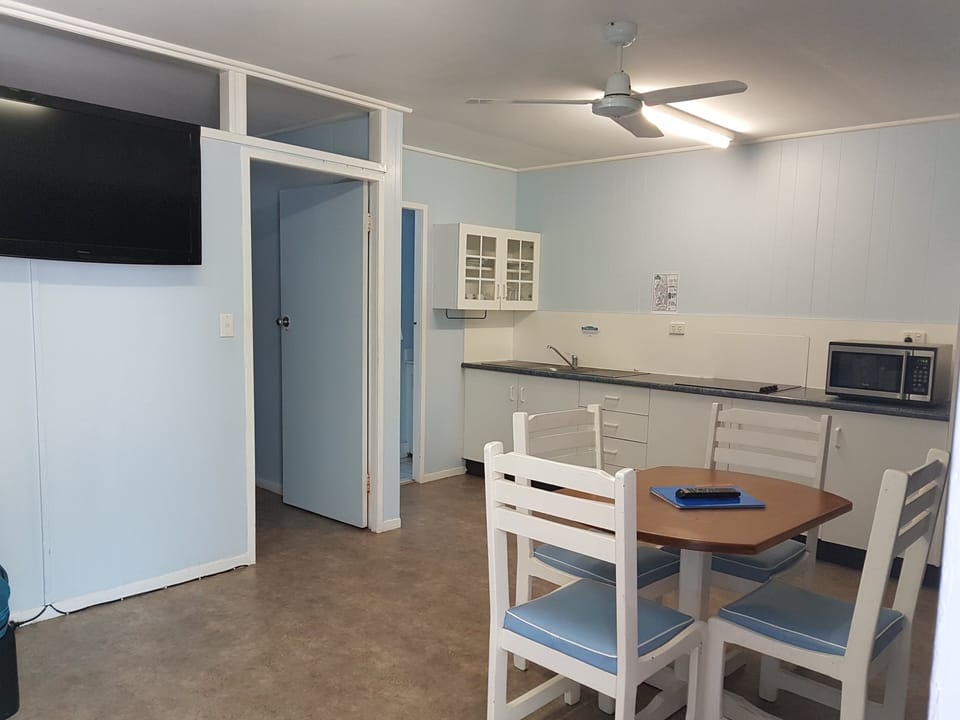 Beach Balcony Room | Private kitchen | Microwave, electric kettle, toaster, cookware/dishes/utensils