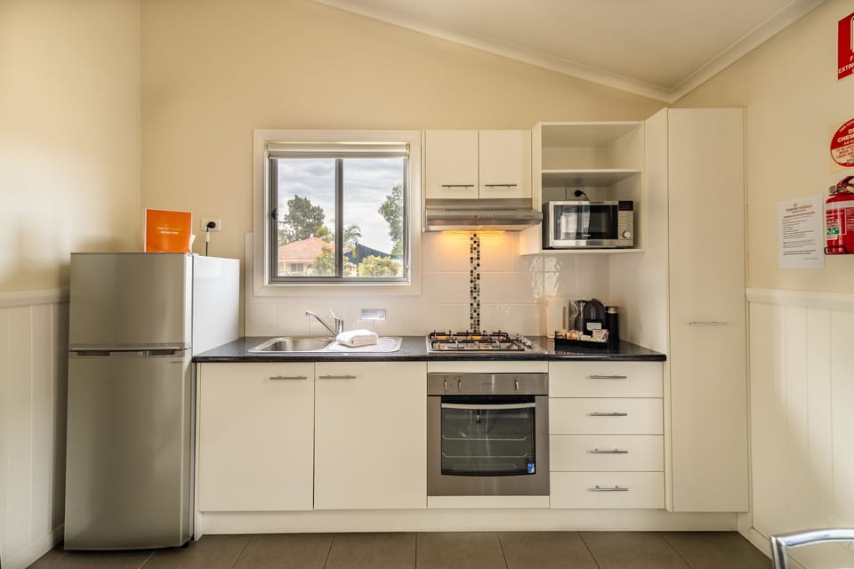 2 Bedroom Deluxe Cabin | Private kitchen | Dishwasher, coffee/tea maker