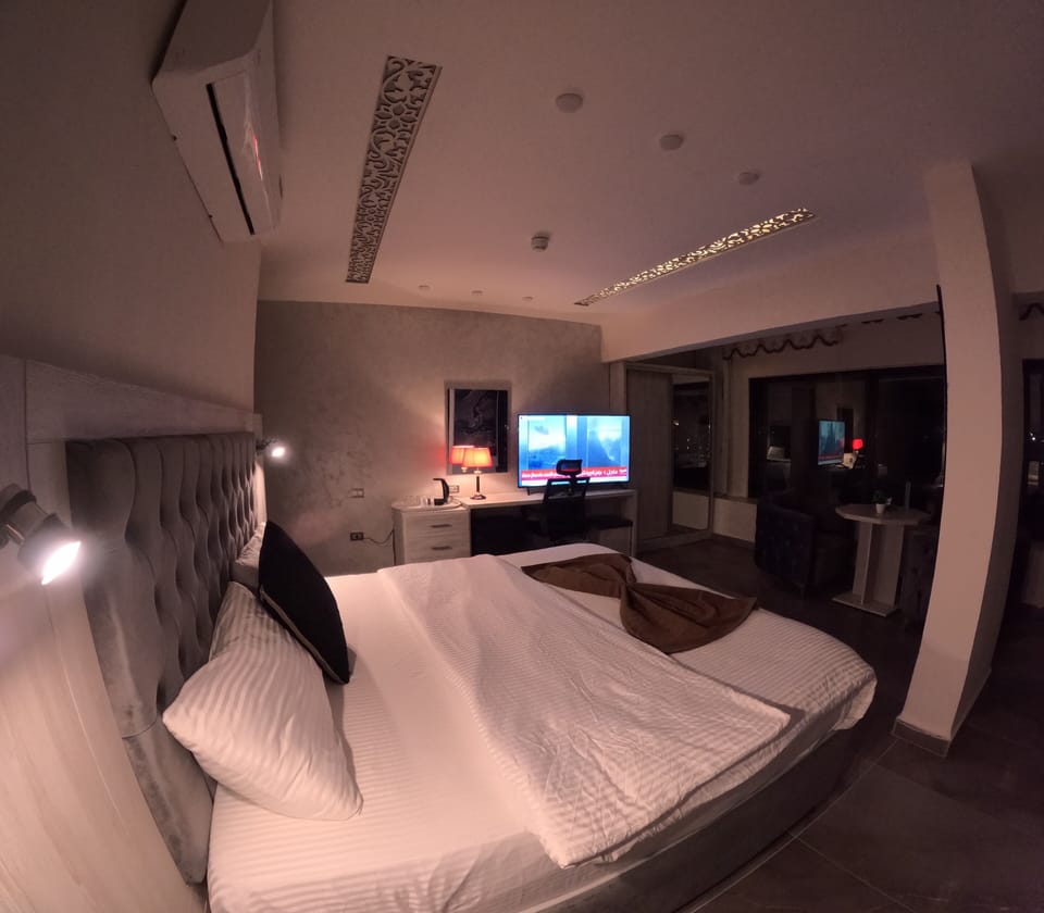 Panoramic Room | Select Comfort beds, desk, soundproofing