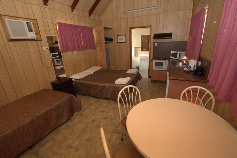Classic Twin Room | Iron/ironing board, free WiFi, bed sheets