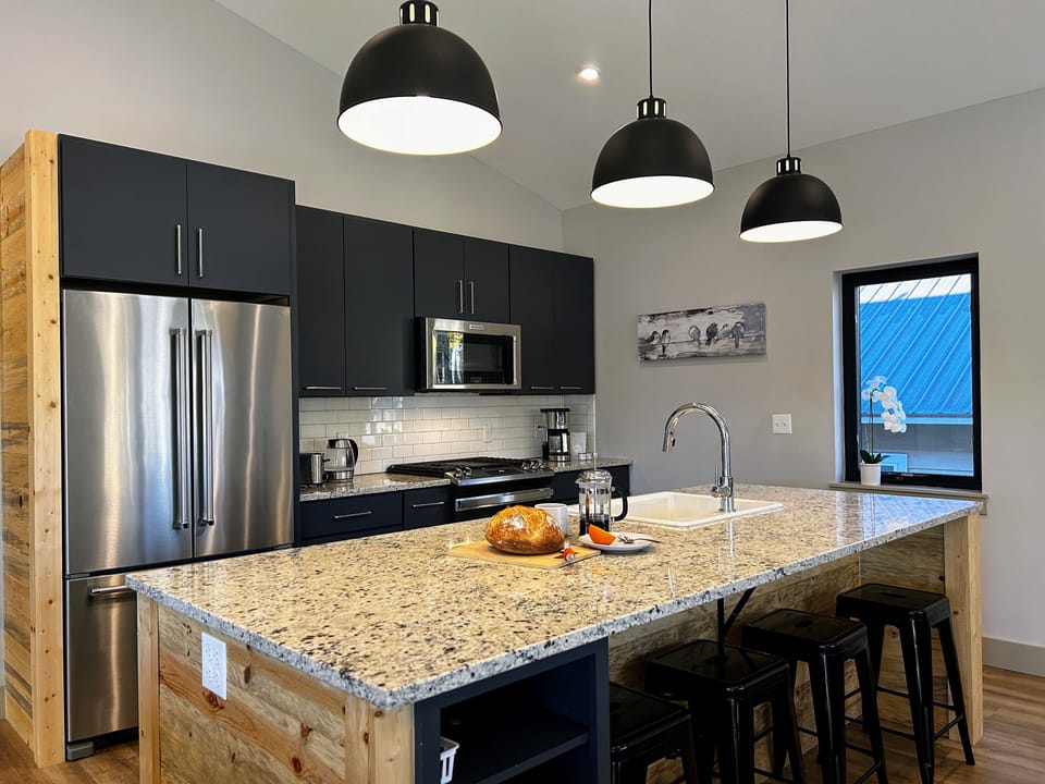 Well Equipped Modern kitchen with Granite and Stainless Appliances