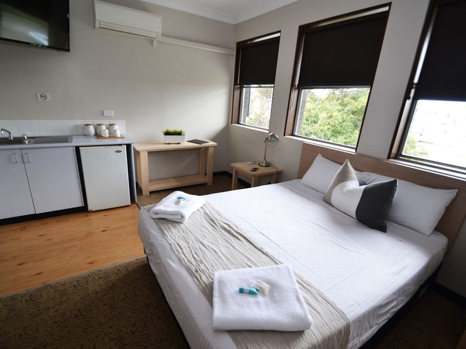 Deluxe Room, 1 Double Bed (Queen Room) | Minibar, blackout drapes, soundproofing, iron/ironing board