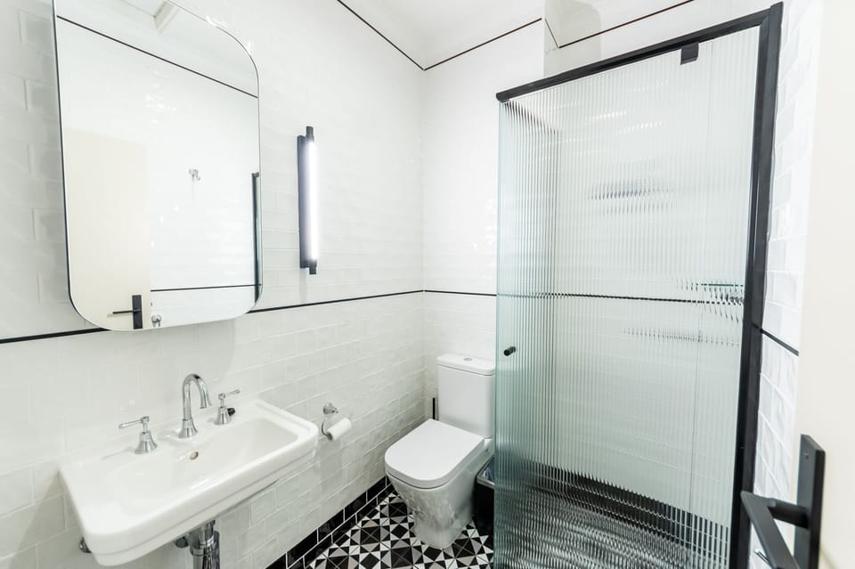 Comfort Double Room | Bathroom | Shower, free toiletries, hair dryer, towels