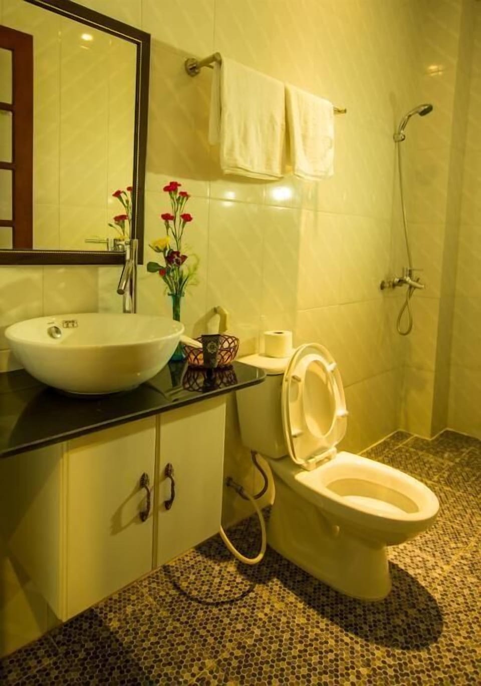 Shower, rainfall showerhead, free toiletries, hair dryer