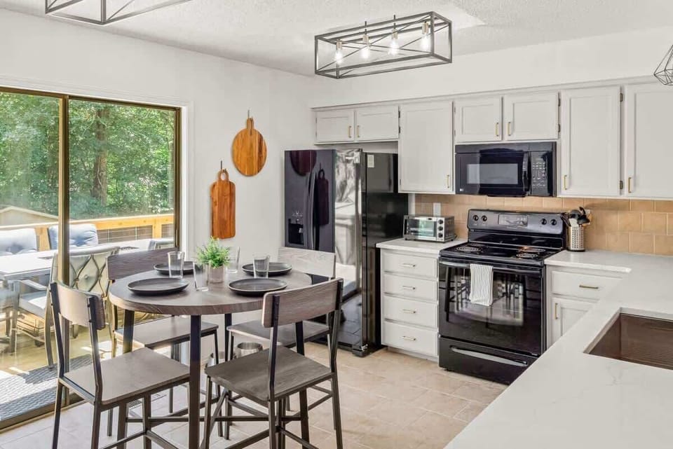 Cook with ease in our modern kitchen—stainless appliances, ample counter space, and island 🧑‍🍳✨