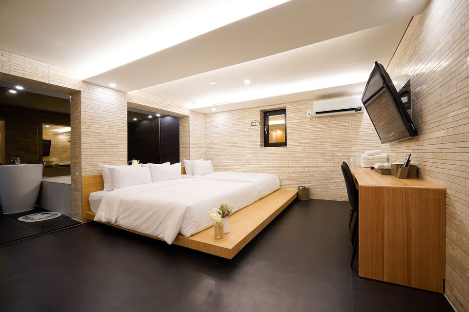 Family Suite, 1 Bedroom, Non Smoking, Private Bathroom | Premium bedding, pillowtop beds, free WiFi, bed sheets