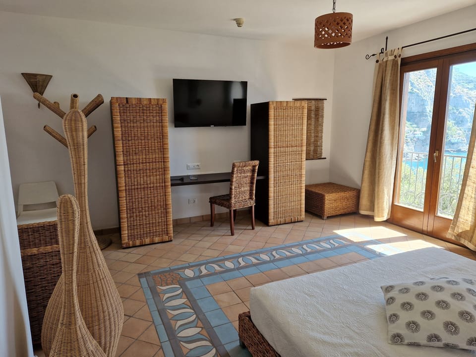RAVELLO - sea view, with jacuzzi | Minibar, individually decorated, individually furnished, desk