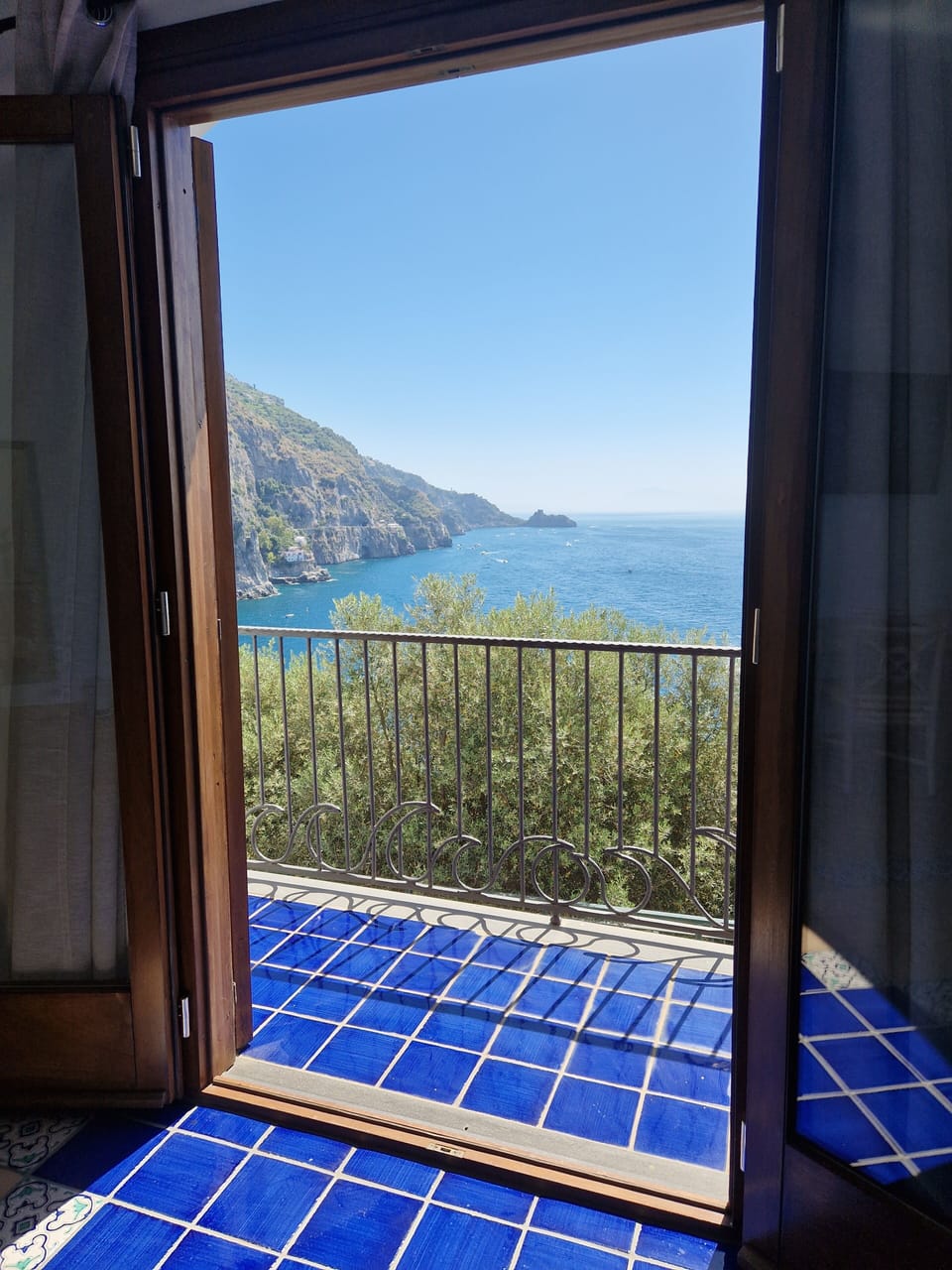 AMALFI - sea view, with Jacuzzi | Minibar, individually decorated, individually furnished, desk