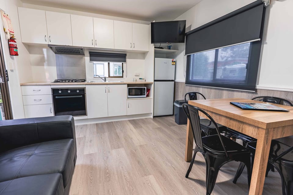 Ensuite Cabin | Private kitchen | Fridge, microwave, stovetop, coffee/tea maker