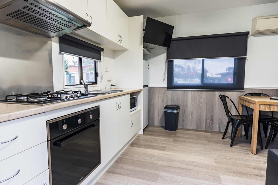 Ensuite Cabin | Living area | 20-inch flat-screen TV with digital channels, TV, DVD player