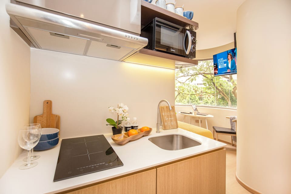 Alcove Studio | Private kitchen | Fridge, microwave, stovetop