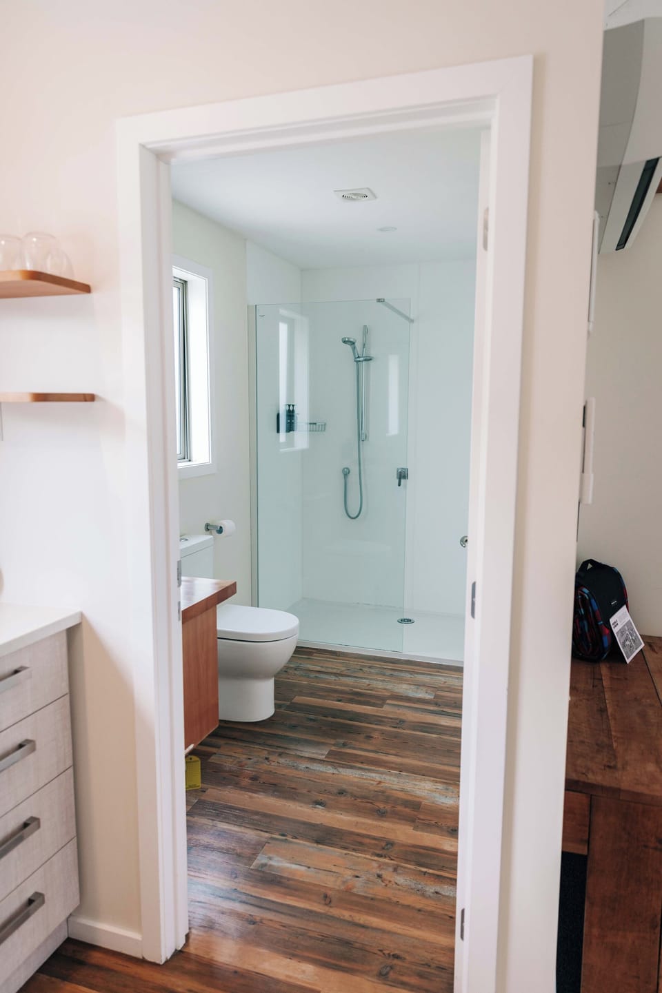Combined shower/tub, free toiletries, hair dryer, towels