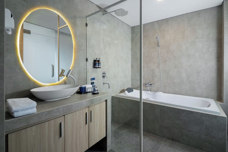 Suite Room | Bathroom | Shower, free toiletries, hair dryer, slippers