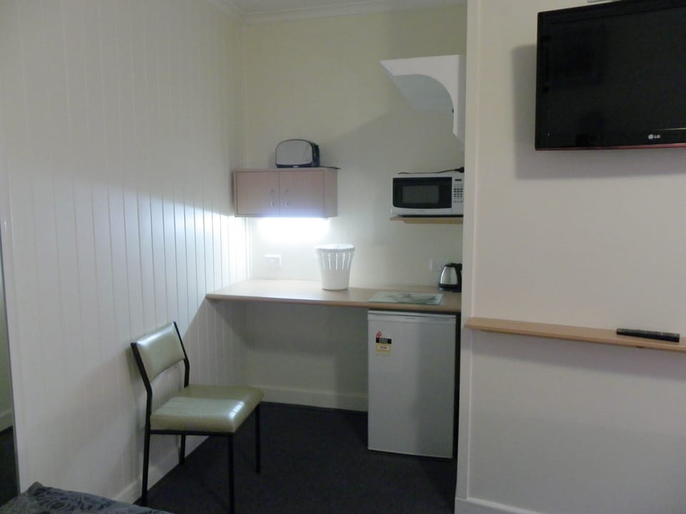 Deluxe Room, Non Smoking (Deluxe Twin) | Coffee and/or coffee maker