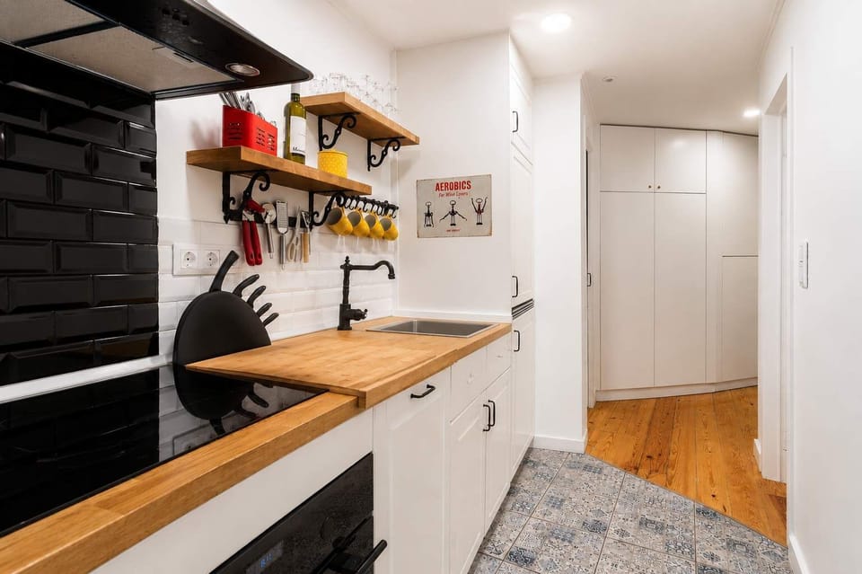 20 · Galley kitchen with full worktop and open shelving · StayInLisbon