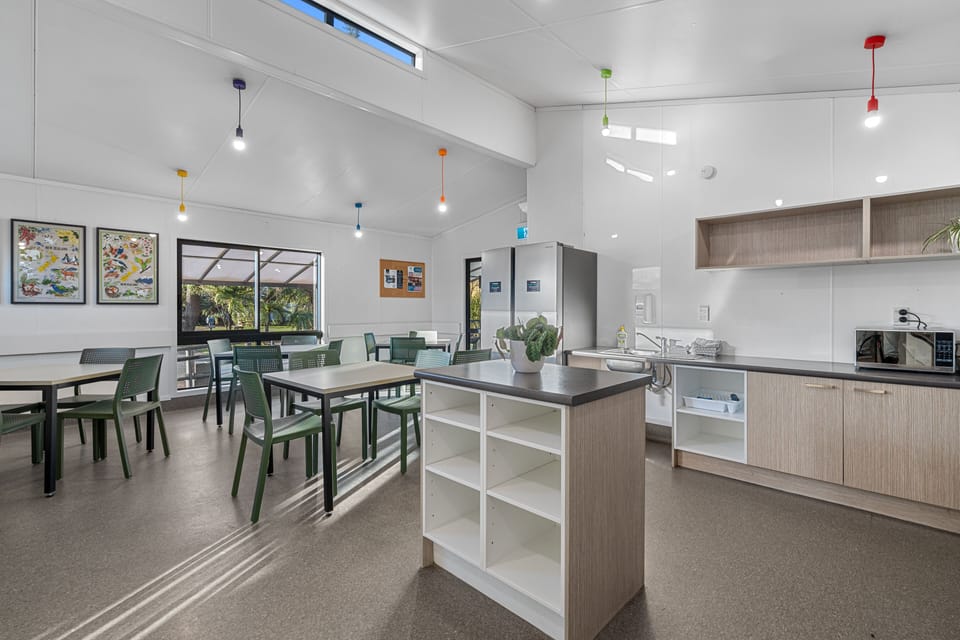 Fridge, coffee/tea maker
