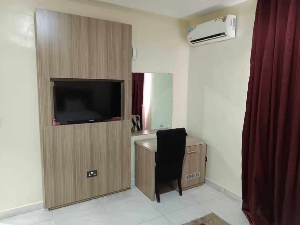 Business Room | Living area | 22-inch plasma TV with cable channels