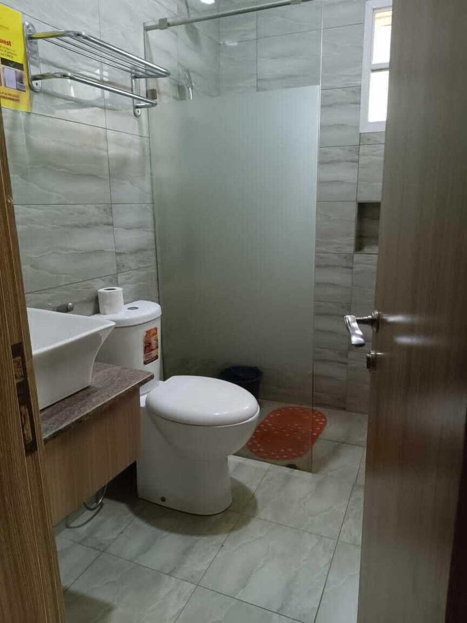 Business Room | Bathroom | Free toiletries, towels, soap, toilet paper