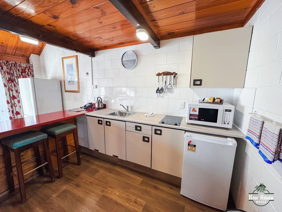 Deluxe Suite, 2 Bedrooms (Alpine Deluxe) | Private kitchen | Fridge, microwave, stovetop, electric kettle