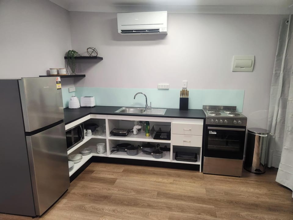 Deluxe Suite | Private kitchen | Fridge, microwave, electric kettle, cookware/dishes/utensils