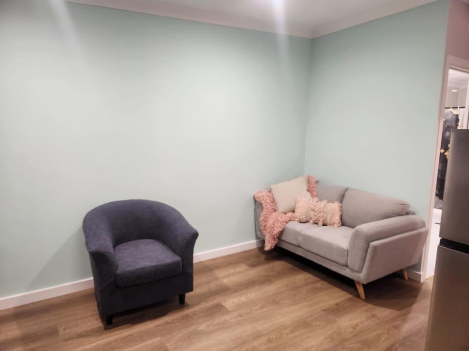 Deluxe Suite | Living area | TV