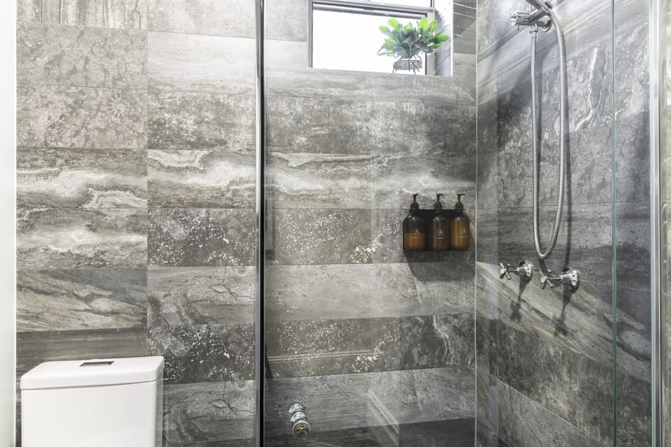 Shower, rainfall showerhead, free toiletries, towels