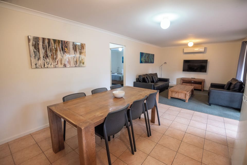 2 Bedroom Cottage  | Dining room