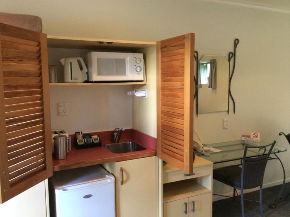 Fridge, microwave, coffee/tea maker, electric kettle