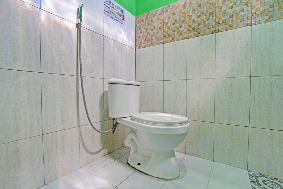 Economy Single Room | Bathroom | Shower, towels, toilet paper