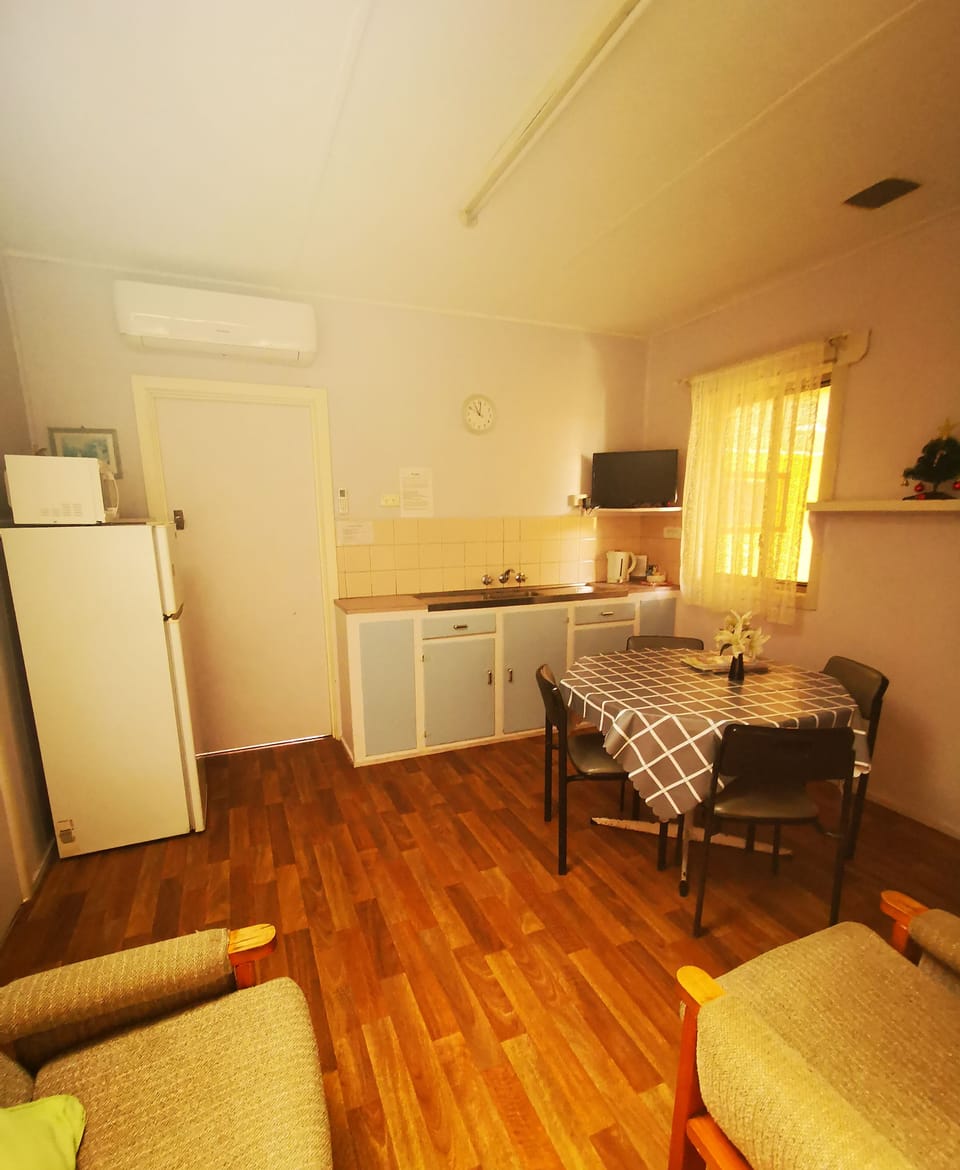 Full-size fridge, microwave, oven, stovetop