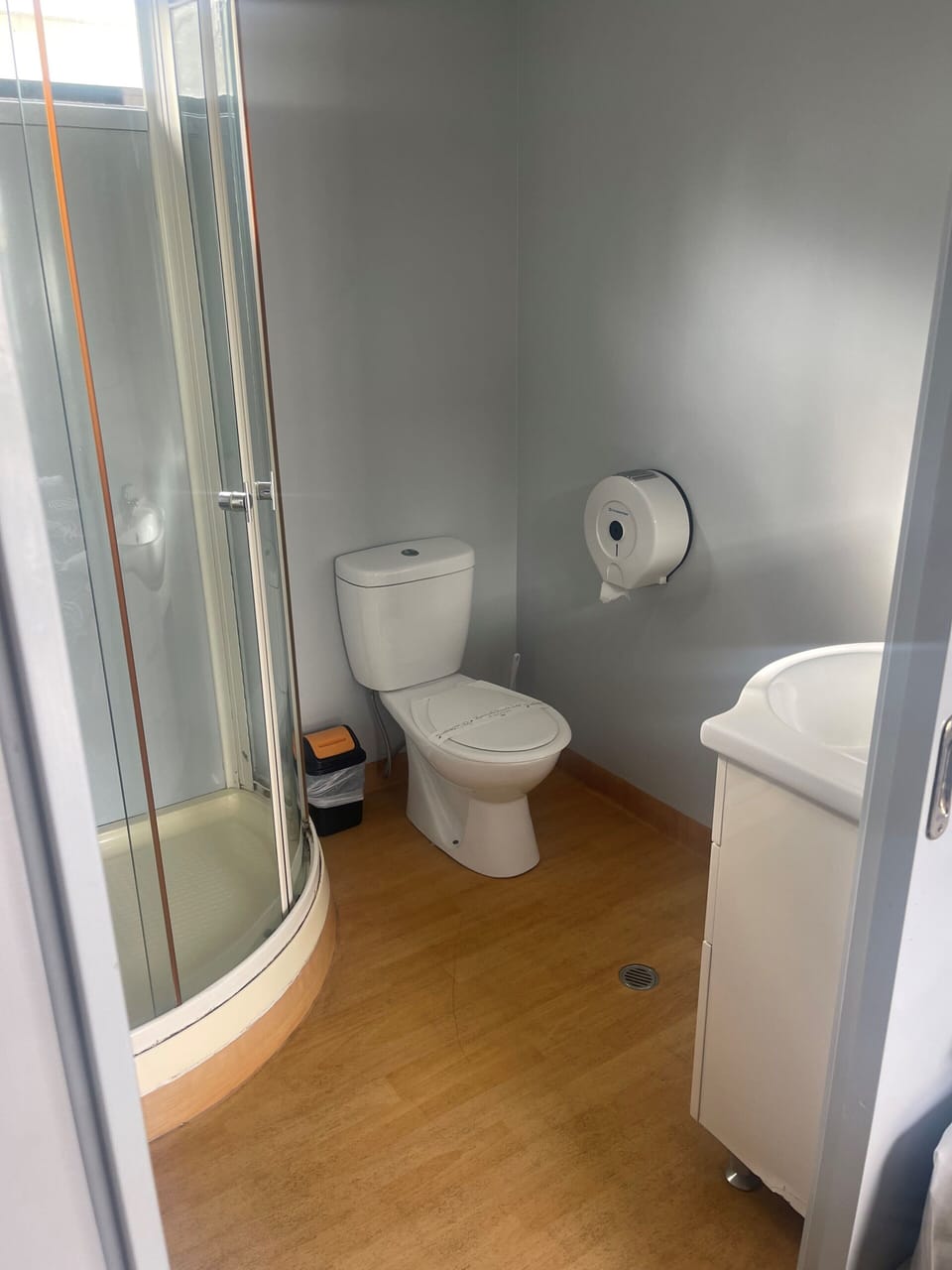 Deluxe Family Cabin | Bathroom | Shower, towels