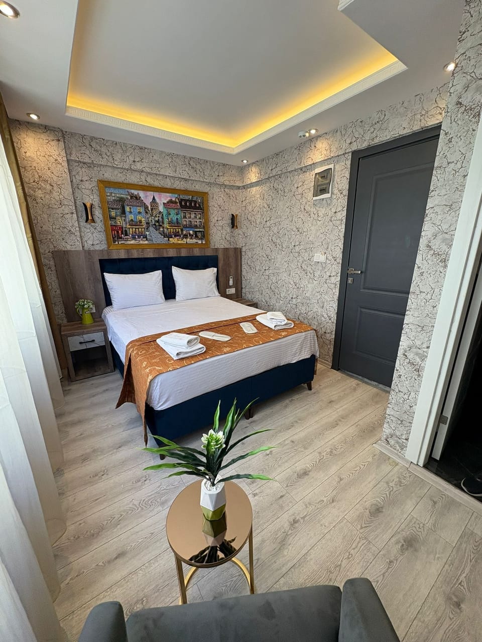 202 302 402 | Premium bedding, desk, soundproofing, iron/ironing board