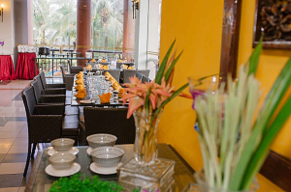 2 restaurants; breakfast, lunch, and dinner served