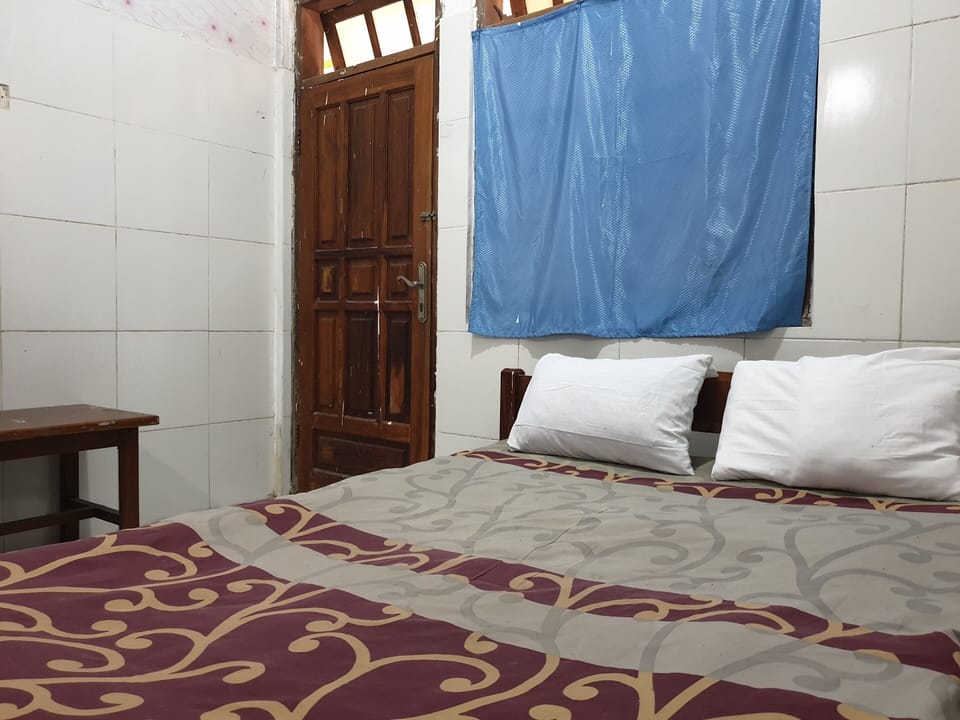 Economy Double Room | Bed sheets