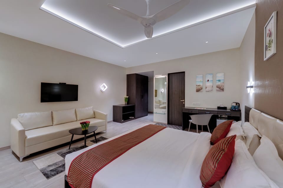 Executive Suite Room | Desk, free WiFi, bed sheets