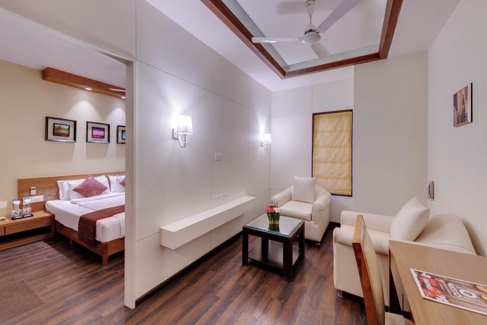 Suite Room | Desk, free WiFi, bed sheets