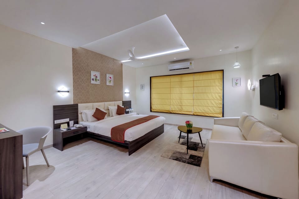 Executive Suite Room | Desk, free WiFi, bed sheets