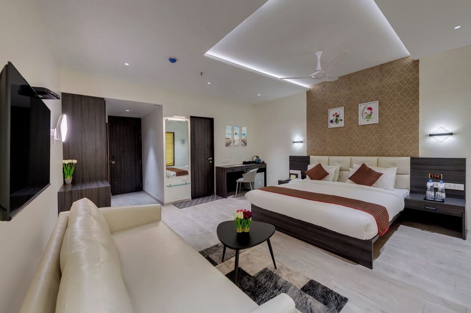 Executive Suite Room | Desk, free WiFi, bed sheets