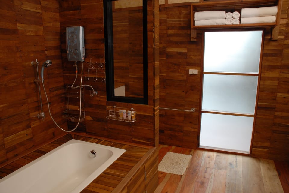 Family Suite | Deep soaking bathtub