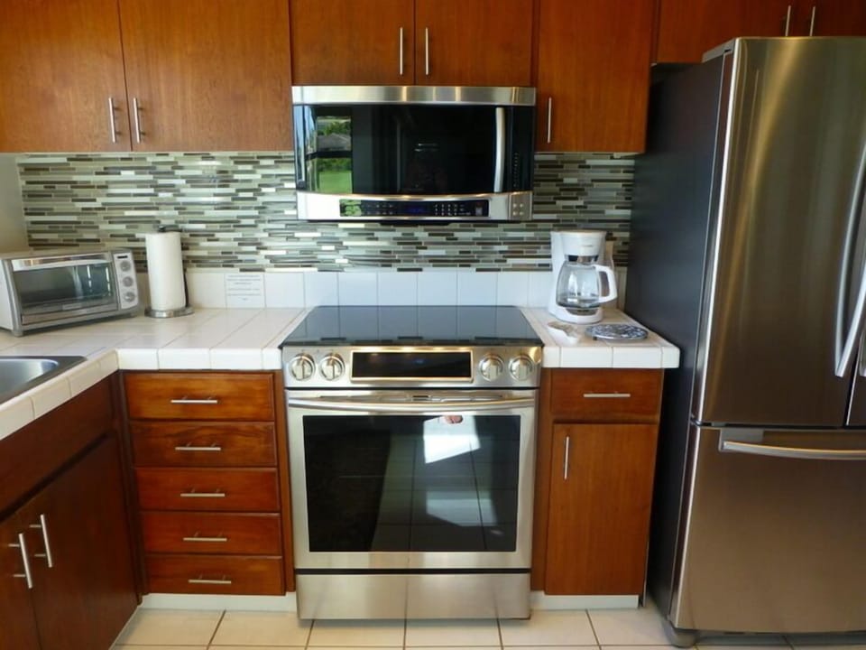 New Samsung Stove, Microwave & Beautiful Glass Tile Backsplash