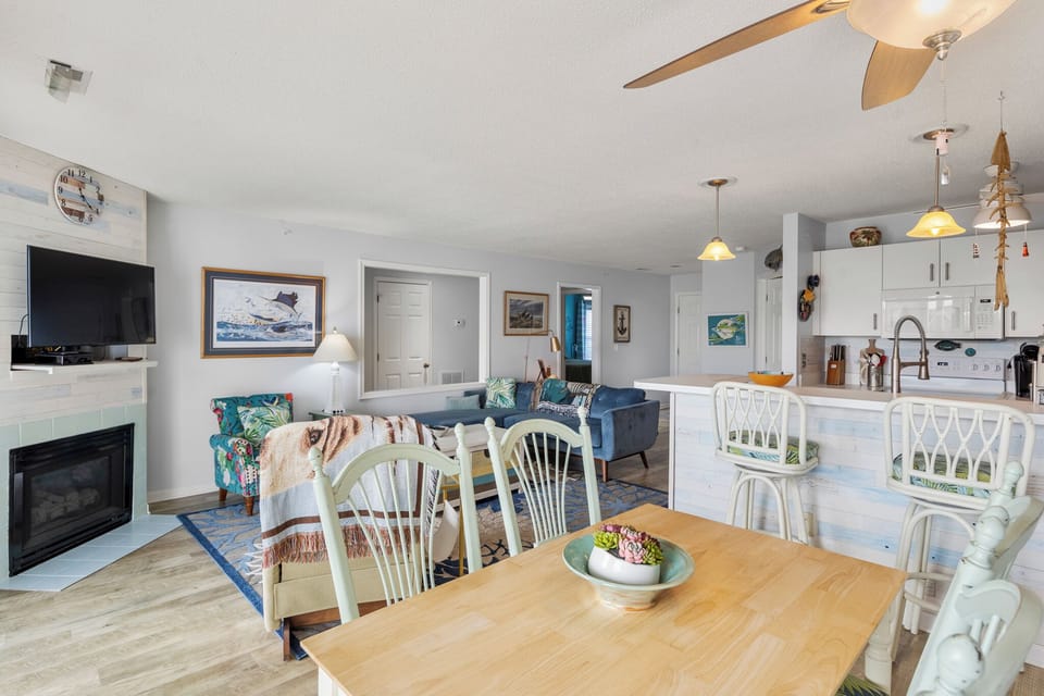 PC825: The Hook | Dining Area