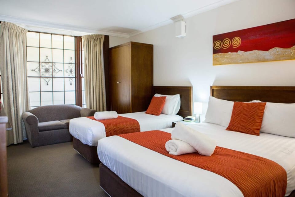 Minibar, blackout drapes, free WiFi, bed sheets