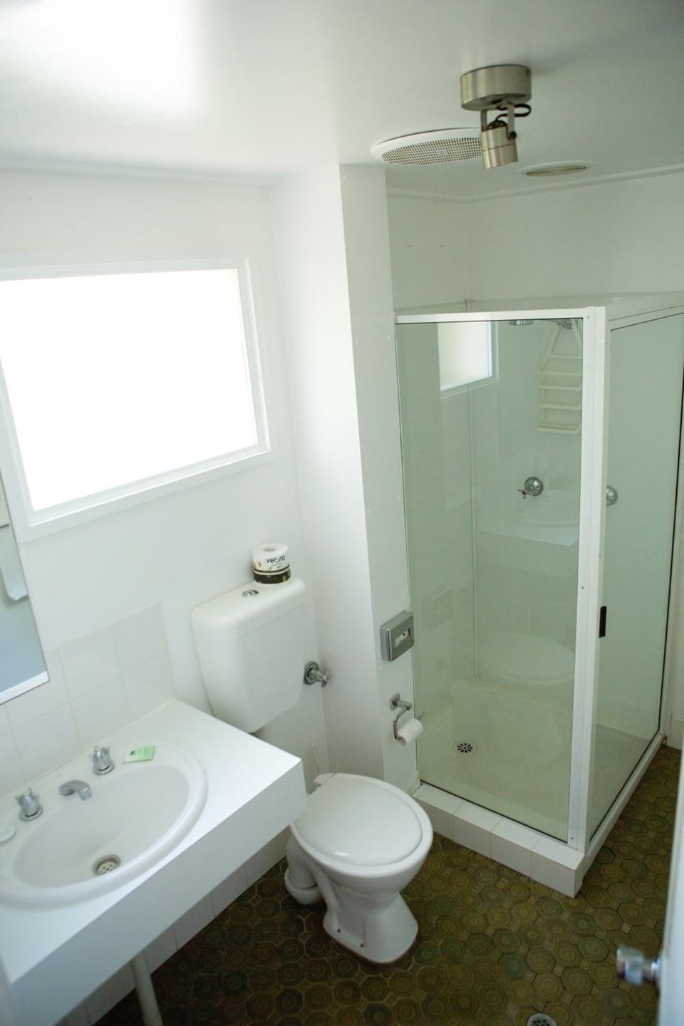 Shower, rainfall showerhead, free toiletries, hair dryer