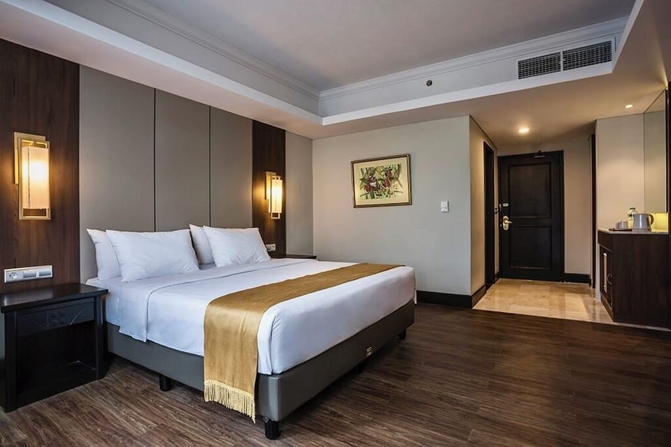 Deluxe King | Minibar, in-room safe, desk, iron/ironing board