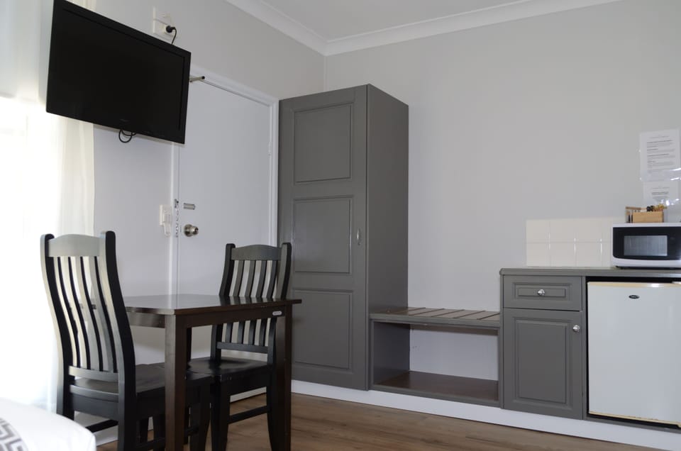 Standard Room, Non Smoking (Corporate Suite) | Iron/ironing board, free WiFi, bed sheets
