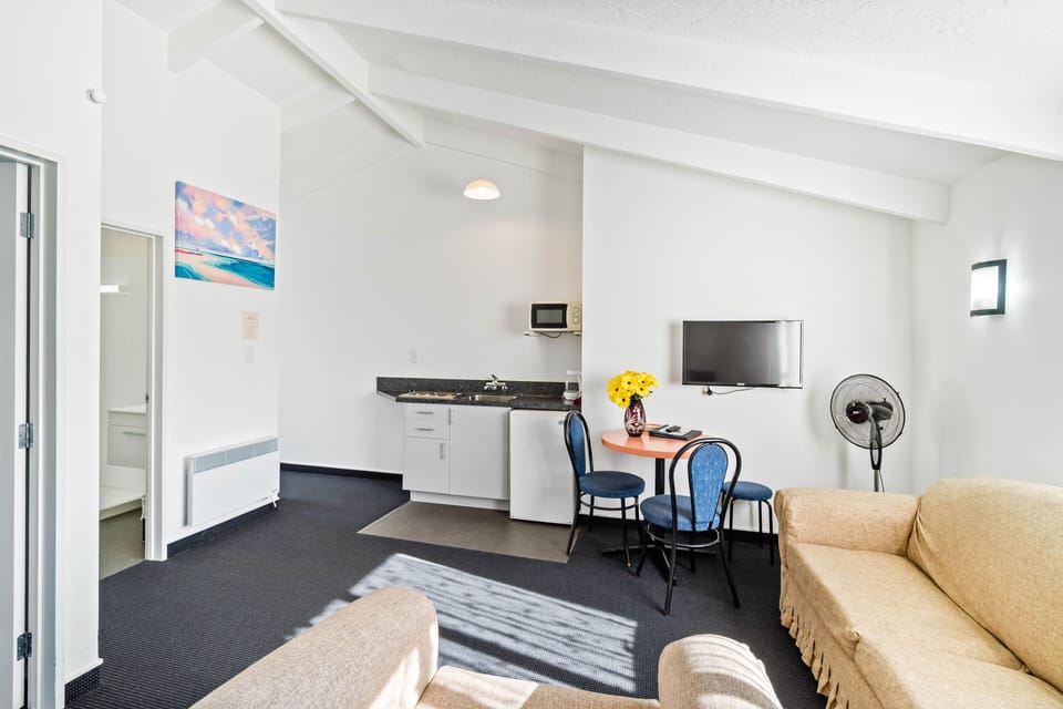 Family Apartment, 1 Bedroom, Non Smoking, Kitchenette | In-room dining