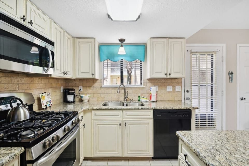 Fully applianced kitchen