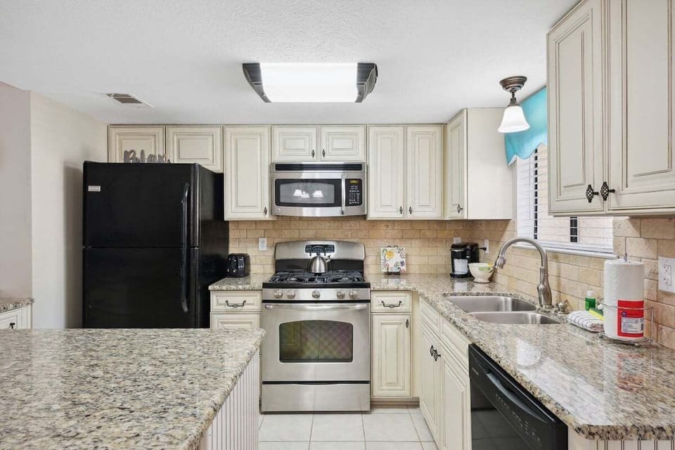 Fully applianced kitchen