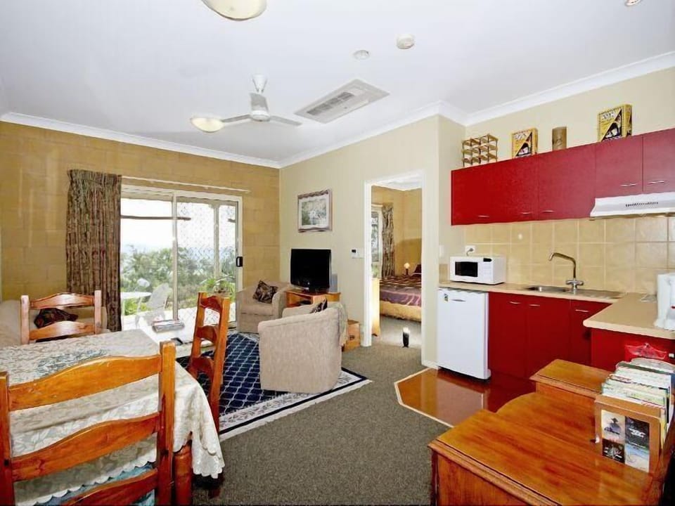 Coffee/tea maker, fridge, microwave, stovetop